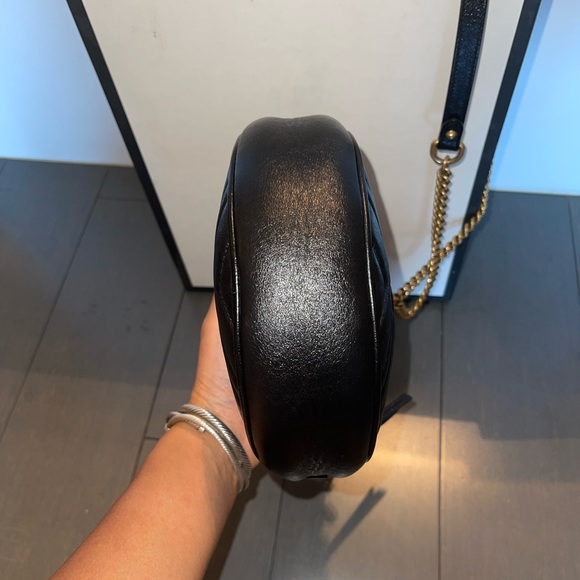 Round Gucci GG Marmont bag in black. Exterior is in impecable condition. - Picture 6 of 7